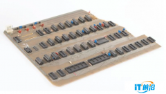 乔布斯曾拥有的 Apple-1 原型机电路板将被拍卖，由沃兹尼亚克手工焊接